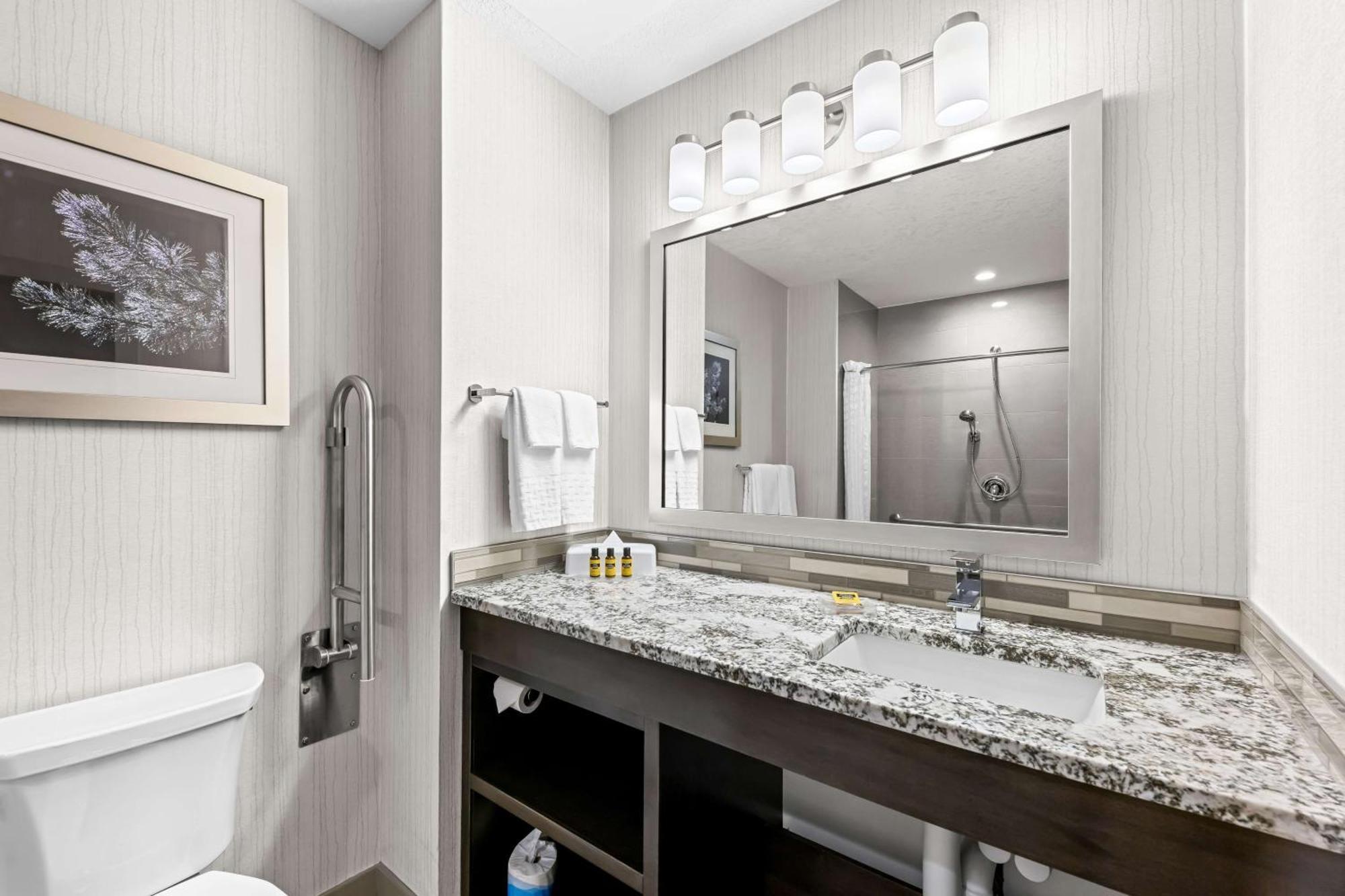 Best Western Plus Airdrie Gateway Екстериор снимка