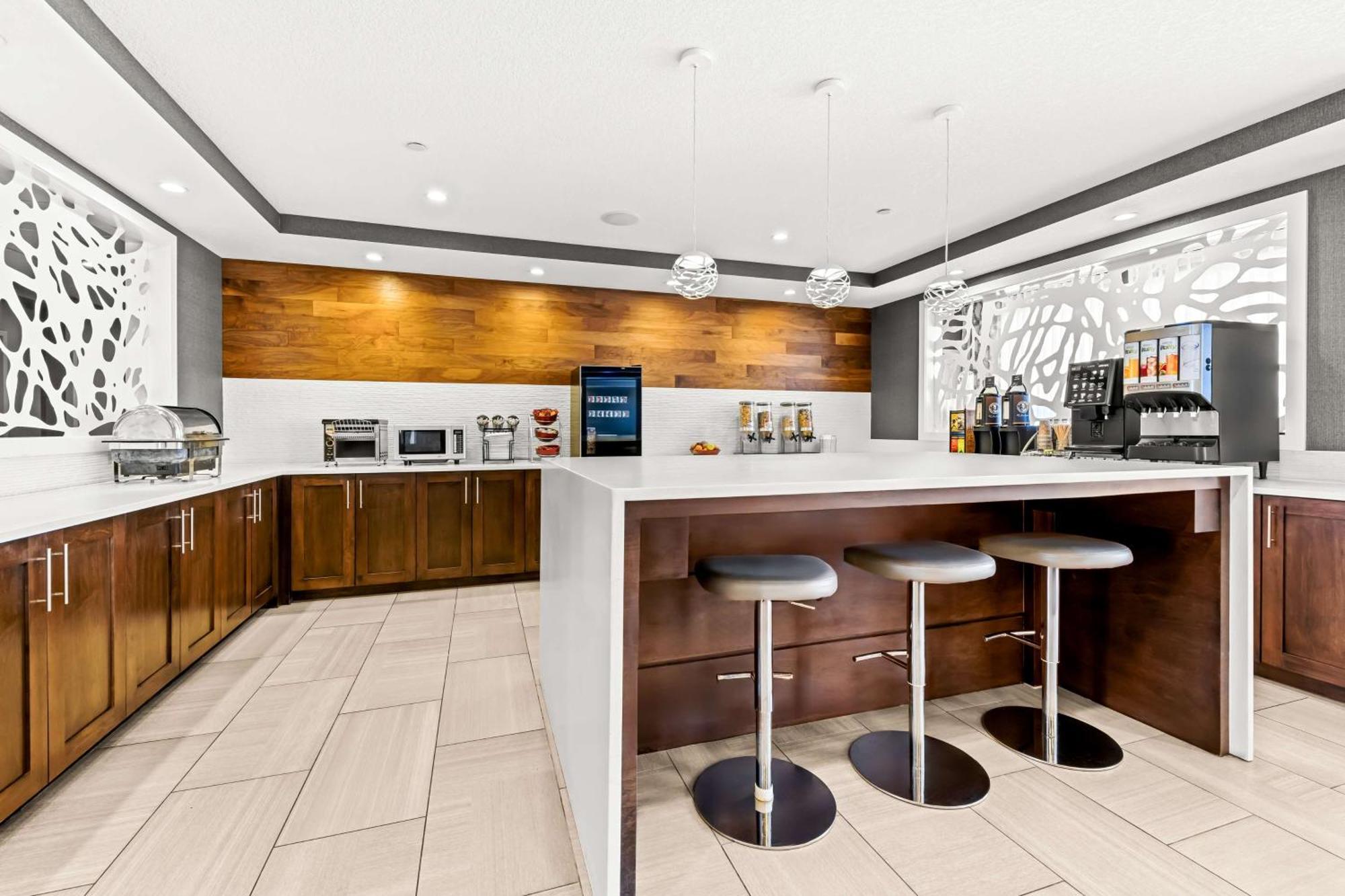 Best Western Plus Airdrie Gateway Екстериор снимка